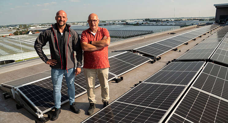 Dak vol zonnepanelen voor Growers United